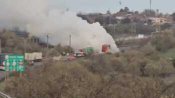 Un TIR care transporta nitrocalcar a luat foc pe Autostrada A2. Circulația pe sensul spre București, blocată