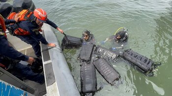 Peste 200 de kilograme de cocaină, descoperite de scafandri ascunse sub o navă care se îndrepta spre Europa