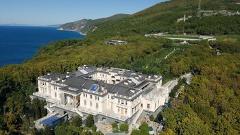 Incendiu lângă „Palatul lui Putin” de la Marea Neagră, după un atac cu drone al Ucrainei. Au fost mobilizaţi peste (…)