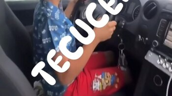 Scene incredibile în Galați. Copil de 7 ani, filmat de tatăl său în timp ce conduce o mașină pe un drum public. (…)