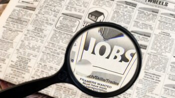 Unde pot lucra tinerii fără bacalaureat în 2025. Joburi pentru care nu îţi trebuie diplomă