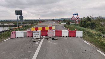 Trafic blocat pe DN2, după ce o autocisternă încărcată cu eter s-a răsturnat. Rute alternative