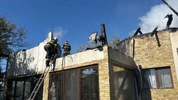 Pensiune din județul Tulcea, cuprinsă de flăcări din cauza unui scurtcircuit. Pompierii au intervenit de urgență