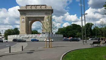 Lucrări de asfaltare la Arcul de Triumf, făcute în afara orelor permise. Brigada Rutieră aplică sancțiuni