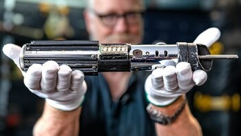 Sabia originală a lui Darth Vader, cumpărată cu 3,6 milioane de dolari. Devine cel mai scump obiect Star Wars vândut (…)