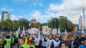 Angajații din administraţie protestează luni în fața Guvernului și vor merge în marș la Parlament. Amenință cu (…)