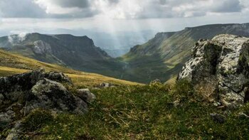 Peste jumătate dintre români cred că există locuri „încărcate energetic”. Tinerii și votanții PSD, cei mai convinși (…)