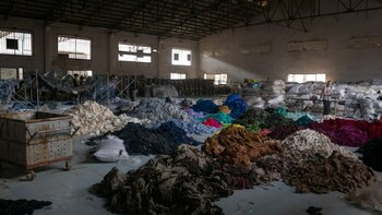 România îngroapă textilele, deși reciclarea a devenit obligatorie în UE. Producătorii trebuie să preia costurile, (…)