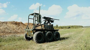 Ucraina înarmează robotul terestru „Ravlyk” cu mitraliera M2 Browning și îl trimite pe front