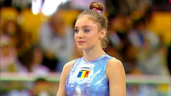 Un pas greșit a ruinat-o. Sabrina Voinea a căzut de pe bârnă în finala Campionatului Mondial. Speră la aur în proba (…)