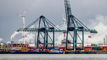 Mii de mașini blocate în porturile UE din cauza tarifelor impuse de Trump. Portul Anvers-Bruges, transformat în (…)