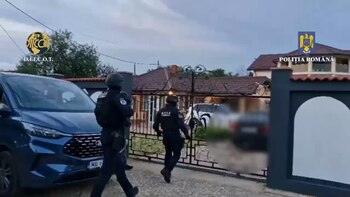 Trei bărbați și o femeie, reținuți pentru exploatarea sexuală a unor tinere în țări din vestul Europei
