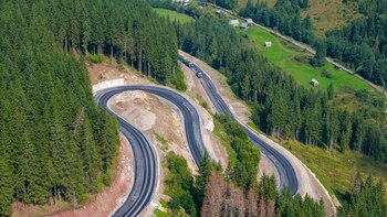 Progrese mari pe unul dintre cele mai spectaculoase drumuri montane ale României, pe o rută strategică