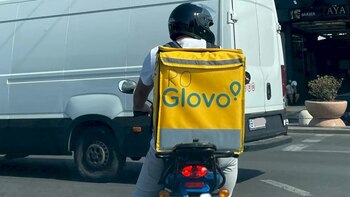 Spaimă printre livratori: de ce își scriu pe rucsac că sunt români