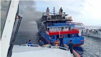 (VIDEO) Sute de persoane, salvate de pe un feribot în flăcări