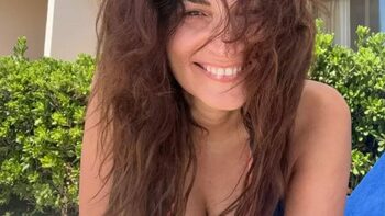 Săptămâna trecută spunea că face amor de trei ori pe zi! Acum, Ioana Ginghină, la un pas să ardă în propria casă!