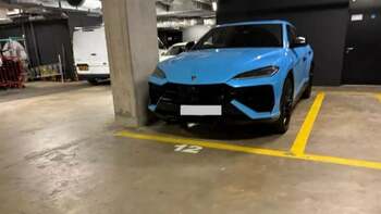 Politicianul și-a parcat limuzina Lamborghini de 235.000 de euro pe un loc pentru persoane cu dizabilități, în Londra