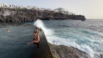 Doi români au murit luați de valuri într-o piscină naturală din Tenerife