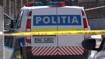Bărbatul din Otopeni care şi-a ucis fiul vitreg de 3 ani, arestat de polițiști. Bărbatul a stat baricadat în casă o (…)