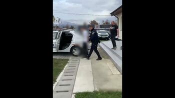 (VIDEO) Vâlcea: Tânăr din Tomșani, reținut de polițiștii pentru lovire