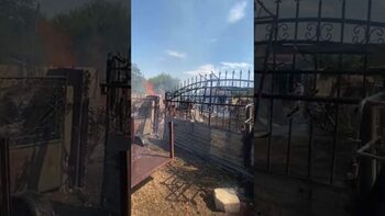 (Video) Mehedinți: O mașină s-a făcut scrum după ce un incendiu de vegetație s-a întins până la case