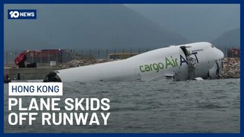 (VIDEO) Doi morți după ce un avion de marfă a derapat de pe pistă și a intrat în mare la Hong Kong