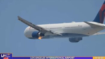 (VIDEO) Motorul unui avion a luat foc la scurt timp după decolarea de pe aeroportul din Los Angeles