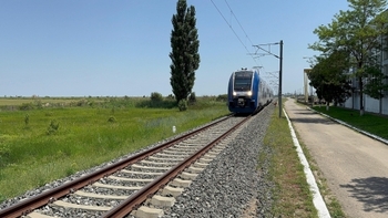 VIDEO Trenurile spre mare, blocate de peste 3 ore. Nervi întinși la maximum: 'Cei de la CFR nu știu cât va dura până (…)