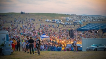 Peste 50.000 de oameni au luat cu asalt Festivalul Enisala din Tulcea