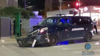 Incidente în lanț în Mehedinți. Doi polițiști bătuți, iar duba Jandarmeriei chemată în ajutor s-a ciocnit de altă mașină