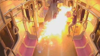Peste 20 de călători au ajuns la spital, după ce un bărbat a aruncat BENZINĂ și a dat foc unui vagon de metrou din Seul