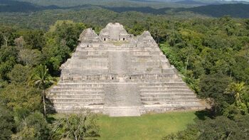 Descoperire arheologică spectaculoasă: mormântul primului conducător al orașului mayaș Caracol, vechi de 1.600 de (…)