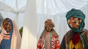 Scena Nașterii Domnului, batjocorită la Bruxelles. Personajele principale, fără chip, făcute din cârpe, amintesc de (…)