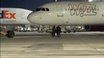 Românii care au fugit pe pistă, printre avioane, pentru a prinde cursa Wizz Air, în presa din toată lumea