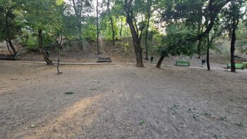 Parcul fără iarbă, oglinda neputinței unei primării din București. Cum arată spații similare din Cehia și Franța
