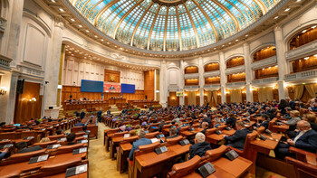 Românii se zbat cu scumpirile, dar statul plătește averi pentru politicieni! Cât s-ar economisi dacă s-ar respecta (…)
