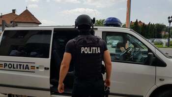 Doi bărbaţi, reţinuţi pentru că deţineau ilegal arme şi muniţie/ 4 percheziţii domiciliare