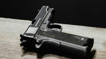 Un bărbat din Roman s-a împuşcat în cap în timpul unei transmisiuni pe o platformă de socializare