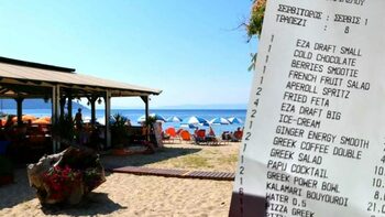 Prețul plătit de 3 turiști pentru o zi de plajă în Thassos. Cum a arătat nota de plată pentru șezlonguri, bere și (…)