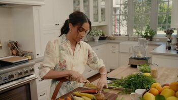 Modul BIZAR în care Meghan Markle își promovează noul serial. Cât costă bijuteriile pe care le-a purtat în timp ce (…)