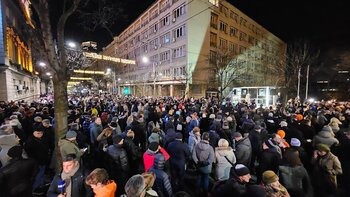 Mii de manifestanţi la Belgrad pentru a cere alegeri anticipate / Manifestanţii, conduşi de studenţii care au (…)