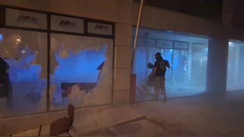 Violențe extreme la protestele din Serbia: Vucic acuză manifestanții că au vrut să ardă oameni de vii