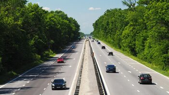 Regulă strictă pe șoselele cu 3 benzi! Ce obligație au șoferii! Nimeni nu scapă!