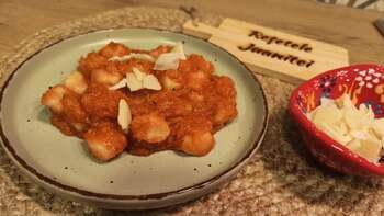 VIDEO | Rețetele Juanitei | Paste cu sos de dovleac, roșii, smântână și parmezan – ușor de gătit și cu (…)