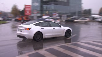 De ce nu mai cumpără românii maşini electrice: cele două motive care au încetinit piaţa