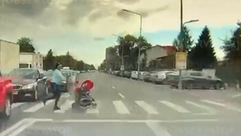 Momentul în care mama şi fetiţa ei sunt spulberate pe trecere, în Capitală. Filmare cu camera de bord