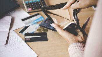 Salarii mici, rate mari la bancă! Ce pot face românii pentru a evita executarea silită!