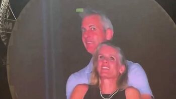 Ea e femeia de 200 de milioane! Ce nu știai despre Kristin Cabot, vedeta scandalului de la concertul Coldplay