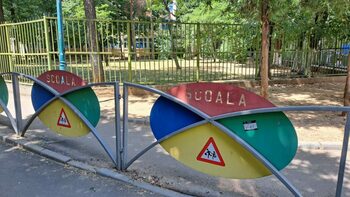 RĂZVAN, de 13 ani, elev în clasa a VII-a, a decedat în curtea școlii în care învăța, în timp ce își aștepta mama. „A (…)