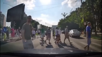 Imagini ȘOCANTE în Capitală. Un șofer s-a filmat în timp ce amenința pietonii, furios că nu s-au dat la o parte din (…)